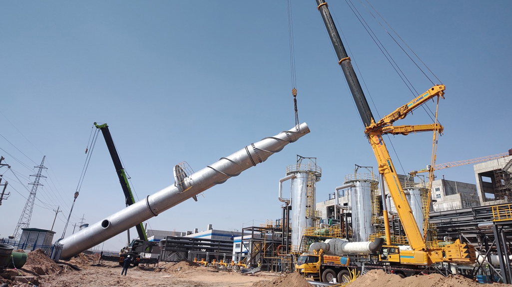 新疆维格瑞24万吨/年(一期)可生物降解项目大件吊装圆满完成