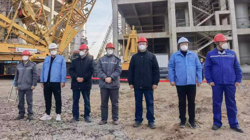 河南神马氢氨项目首台气化炉吊装成功